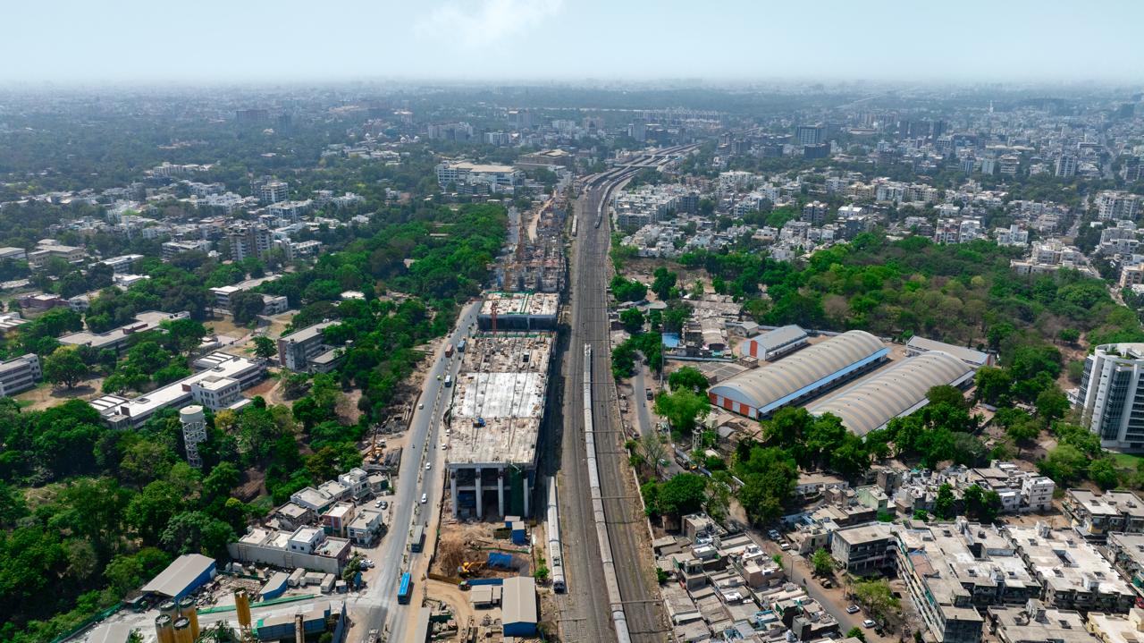 ગુજરાતમાં બુલેટ ટ્રેન પ્રોજેક્ટ માટે NH-48 પર 2 x 100 મીટર લાંબા સ્ટીલ પુલનો પહેલો 100 મીટર સ્પાન લોન્ચ કરવામાં આવ્યો
